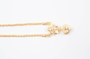 Beyaz arkaplanda izole edilmiş altın zincir kolye.