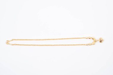 Beyaz arkaplanda izole edilmiş altın zincir kolye.