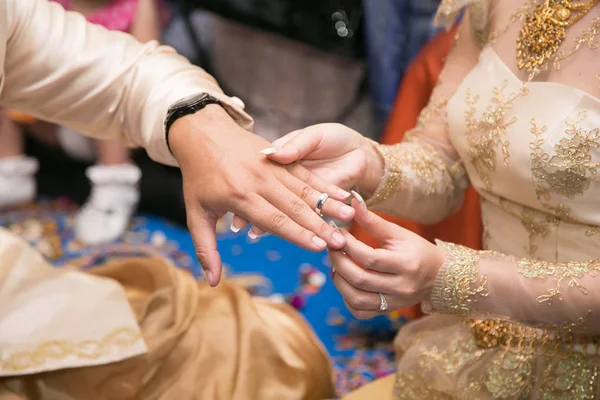 Anel Casamento Noivo Mão Noiva Cerimônia Casamento — Fotografia de Stock