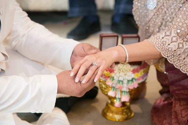 Jegygyűrűt Vőlegény Menyasszony Kéz Esküvő — Stock Fotó