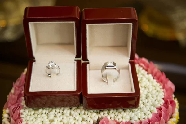 Alyans düğün, Geleneksel Tay tarzı garland.nişan yüzüğü açık bir kutu içinde Tay alyans.