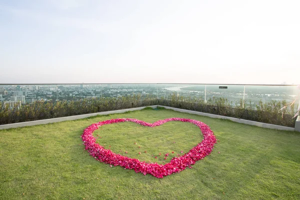 Valentin Nap Szív Készült Red Roses Szirmok Izolált Zöld Háttér — Stock Fotó