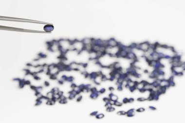 Doğal gevşek mavi safir taş.