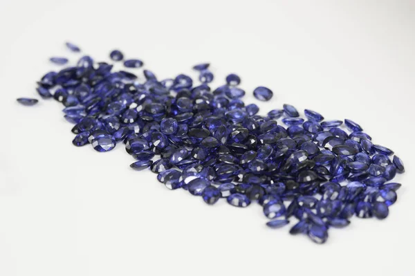 Doğal gevşek mavi safir taş.