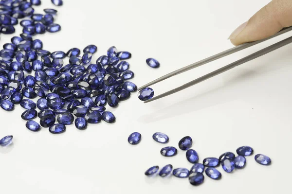 Doğal gevşek mavi safir taş.