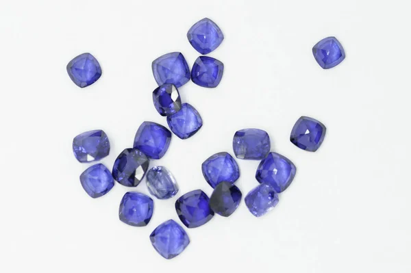 Doğal gevşek mavi safir taş.