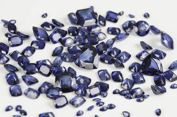 天然的松散的蓝色的蓝宝石的宝石 — 图库照片
