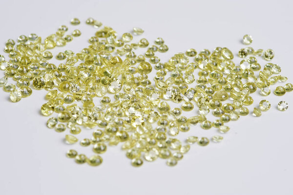 Группа маленьких желтых сапфиров.