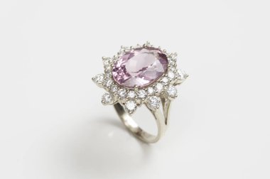 Beyaz arka plan üzerinde izole pembe safir ile takı Yüzük