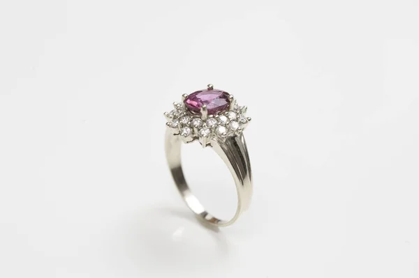 Anillo Joyería Con Zafiro Rosa Aislado Sobre Fondo Blanco —  Fotos de Stock