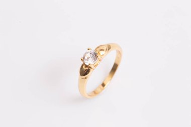 altın elmas yüzük beyaz arkaplanda izole