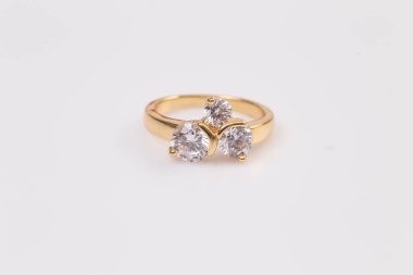 altın elmas yüzük beyaz arkaplanda izole