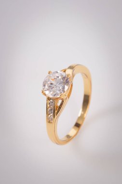 altın elmas yüzük beyaz arkaplanda izole