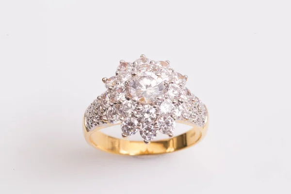Χρυσό Διαμαντένιο Δαχτυλίδι Απομονωμένο Λευκό Φόντο — Φωτογραφία Αρχείου
