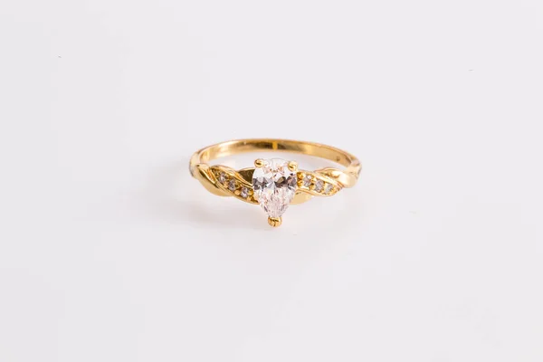 Złoty Pierścień Diamentowy Izolowany Białym Tle — Zdjęcie stockowe