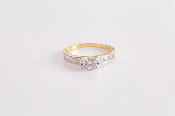 ホワイトを基調としたゴールドダイヤモンドリング — ストック写真