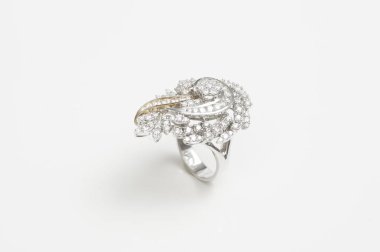 Beyaz arka plan üzerinde zarif elmas yüzük yakın. Elmas yüzük.