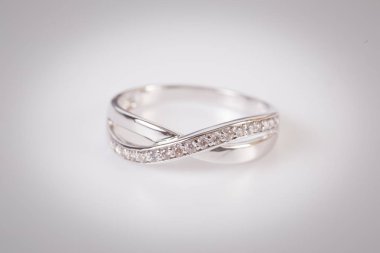 Beyaz arka plan üzerinde zarif elmas yüzük yakın. Elmas yüzük.