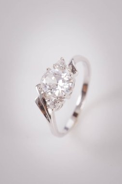 Beyaz arka plan üzerinde zarif elmas yüzük yakın. Elmas yüzük.