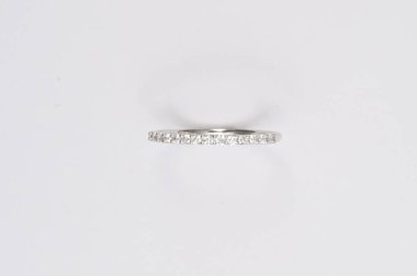 Beyaz arka plan üzerinde zarif elmas yüzük yakın. Elmas yüzük.