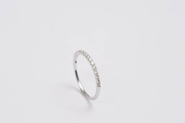 Beyaz arka plan üzerinde zarif elmas yüzük yakın. Elmas yüzük.