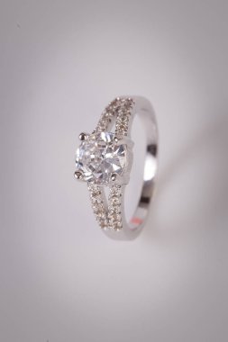 Beyaz arka plan üzerinde zarif elmas yüzük yakın. Elmas yüzük.