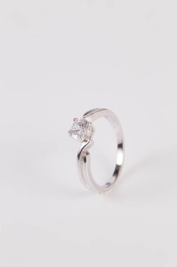 Beyaz arka plan üzerinde zarif elmas yüzük yakın. Elmas yüzük.