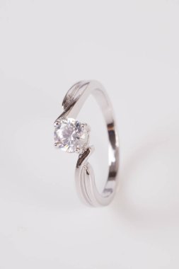 Beyaz arka plan üzerinde zarif elmas yüzük yakın. Elmas yüzük.