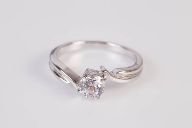 Beyaz arka plan üzerinde zarif elmas yüzük yakın. Elmas yüzük.