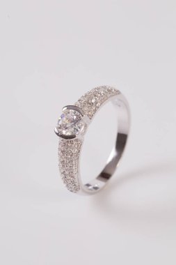 Beyaz arka plan üzerinde zarif elmas yüzük yakın. Elmas yüzük.