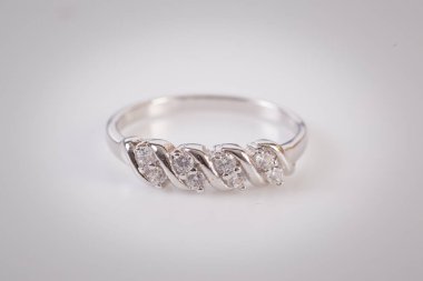 Beyaz arka plan üzerinde zarif elmas yüzük yakın. Elmas yüzük.