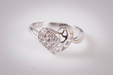 Beyaz arka plan üzerinde zarif elmas yüzük yakın. Elmas yüzük.