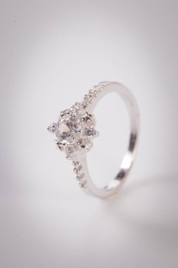 Beyaz arka plan üzerinde zarif elmas yüzük yakın. Elmas yüzük.