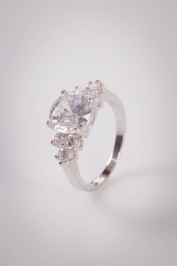 Beyaz arka plan üzerinde zarif elmas yüzük yakın. Elmas yüzük.