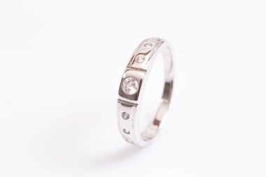 Beyaz arka plan üzerinde zarif elmas yüzük yakın. Elmas yüzük.