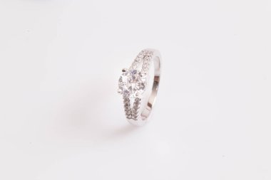 Beyaz arka plan üzerinde zarif elmas yüzük yakın. Elmas yüzük.