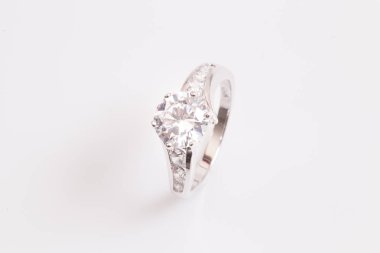 Beyaz arka plan üzerinde zarif elmas yüzük yakın. Elmas yüzük.