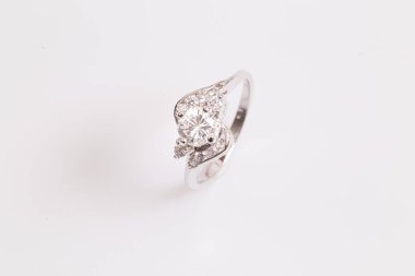 Beyaz arka plan üzerinde zarif elmas yüzük yakın. Elmas yüzük.