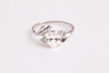 Beyaz arka plan üzerinde zarif elmas yüzük yakın. Elmas yüzük.