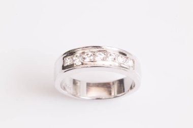 Beyaz arka plan üzerinde zarif elmas yüzük yakın. Elmas yüzük.