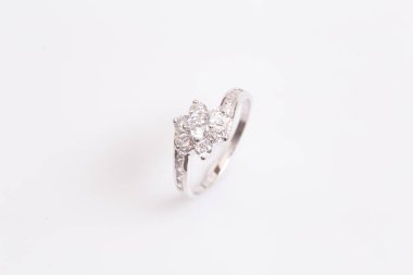 Beyaz arka plan üzerinde zarif elmas yüzük yakın. Elmas yüzük.