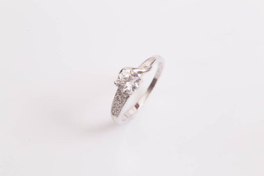 Beyaz arka plan üzerinde zarif elmas yüzük yakın. Elmas yüzük.