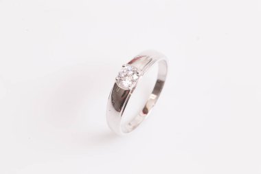 Beyaz arka plan üzerinde zarif elmas yüzük yakın. Elmas yüzük.