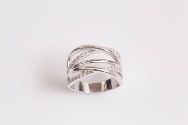 Beyaz arka plan üzerinde zarif elmas yüzük yakın. Elmas yüzük.