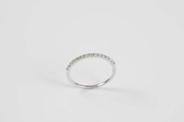 Beyaz arka plan üzerinde zarif elmas yüzük yakın. Elmas yüzük.