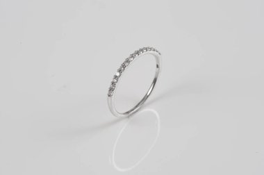 Beyaz arka plan üzerinde zarif elmas yüzük yakın. Elmas yüzük.