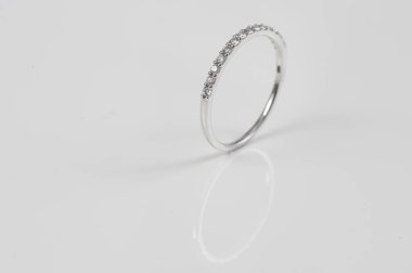 Beyaz arka plan üzerinde zarif elmas yüzük yakın. Elmas yüzük.