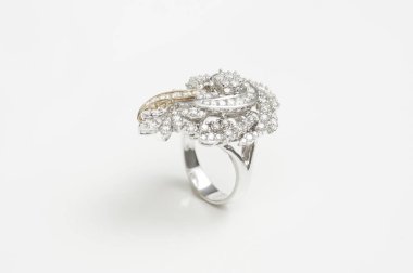 Beyaz arka plan üzerinde zarif elmas yüzük yakın. Elmas yüzük.