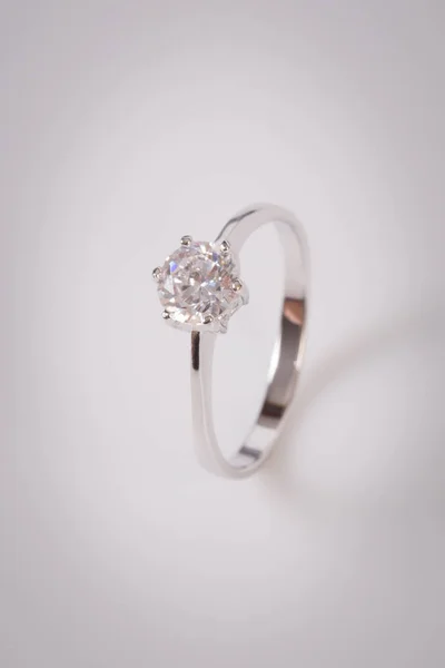 Zbliżenie Eleganckiego Pierścienia Diamentowego Białym Tle Brylantem — Zdjęcie stockowe