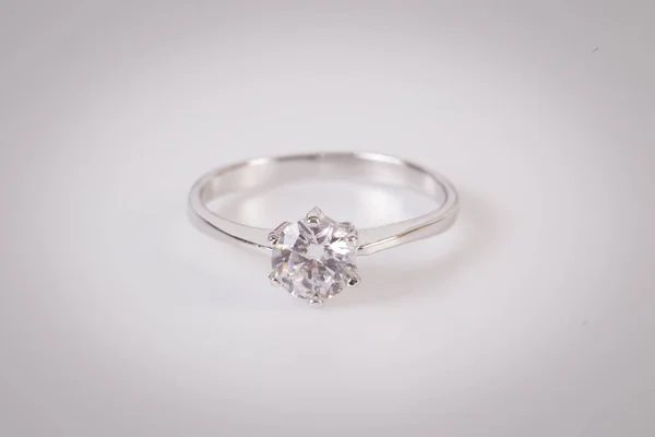 Närbild Elegant Diamantring Den Vita Bakgrunden Diamantring — Stockfoto